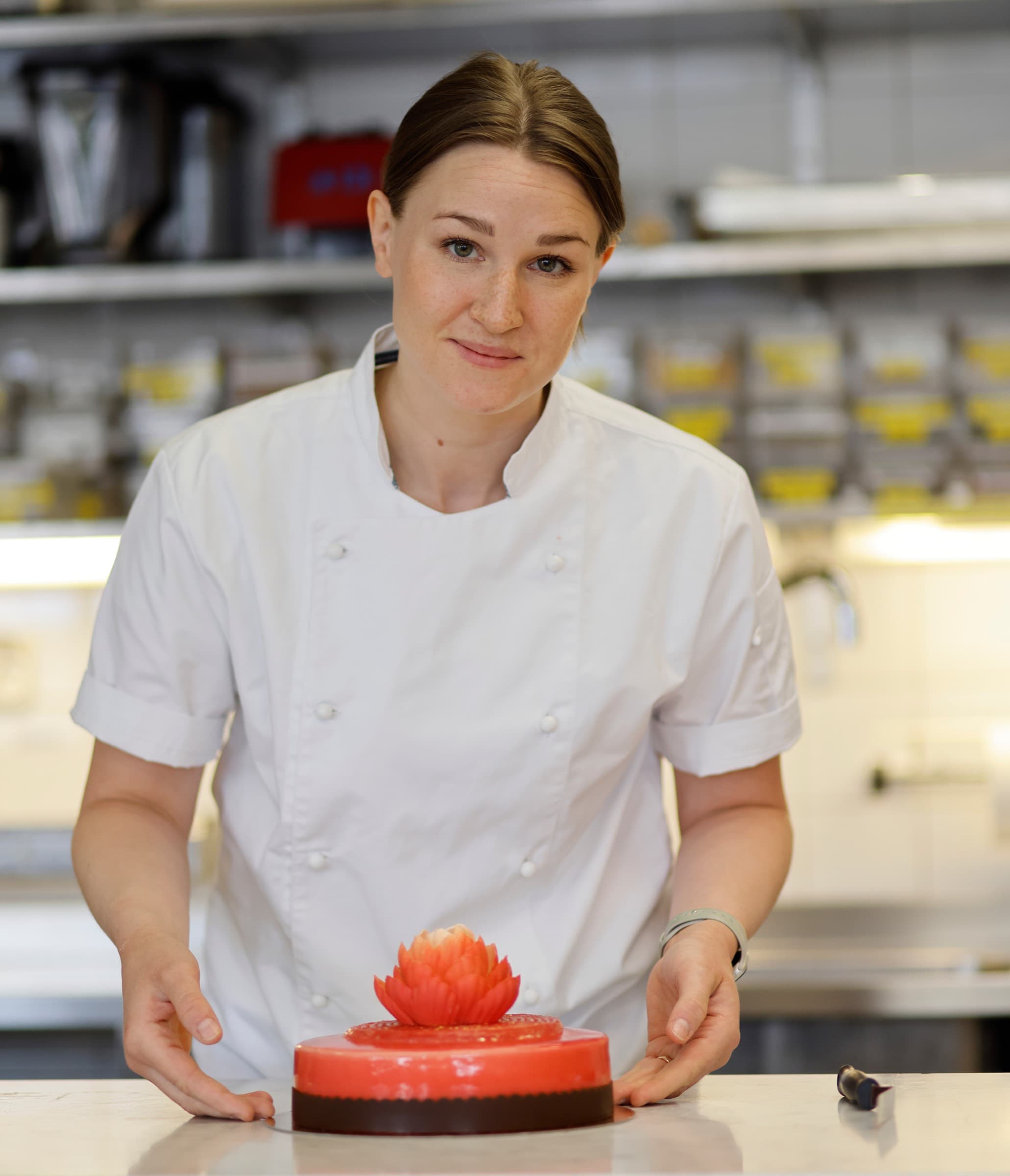 Emelia Asplund i kockrock i produktionsköket