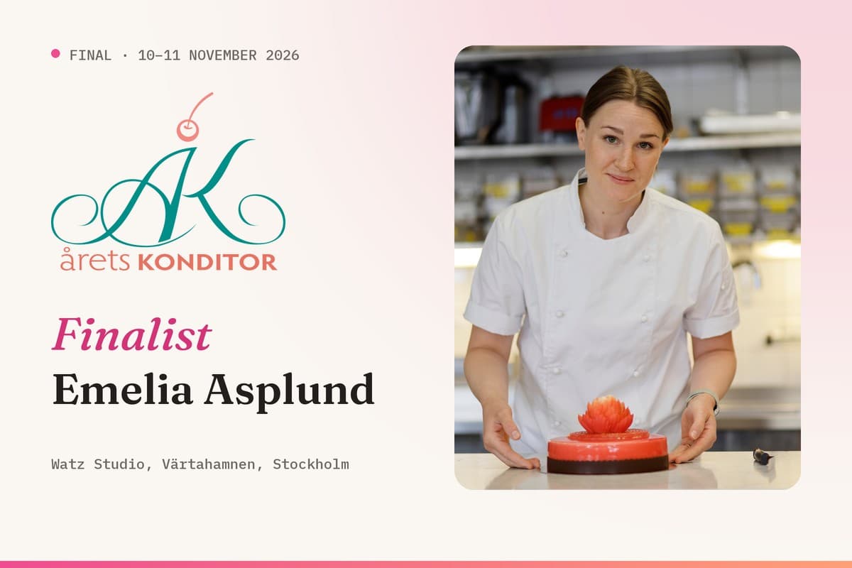 Emelia Asplund i sitt kök med ansökningstårtan, bredvid Årets Konditors logotyp och texten Finalist