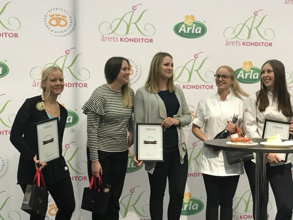 Therese Sörensen och Emelia Asplund från Tössebageriet på scenen efter prisutdelningen i Årets Chokladbakelse