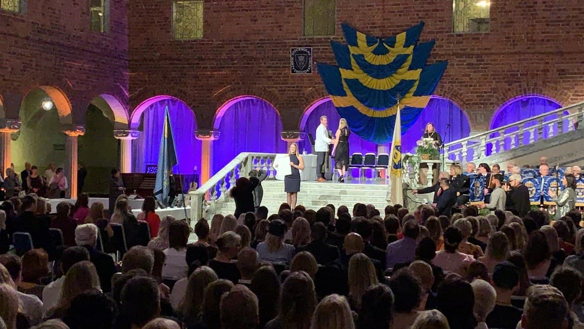 Gesällbrevsceremonin i Blå hallen i Stockholms stadshus, med scenen och publiken