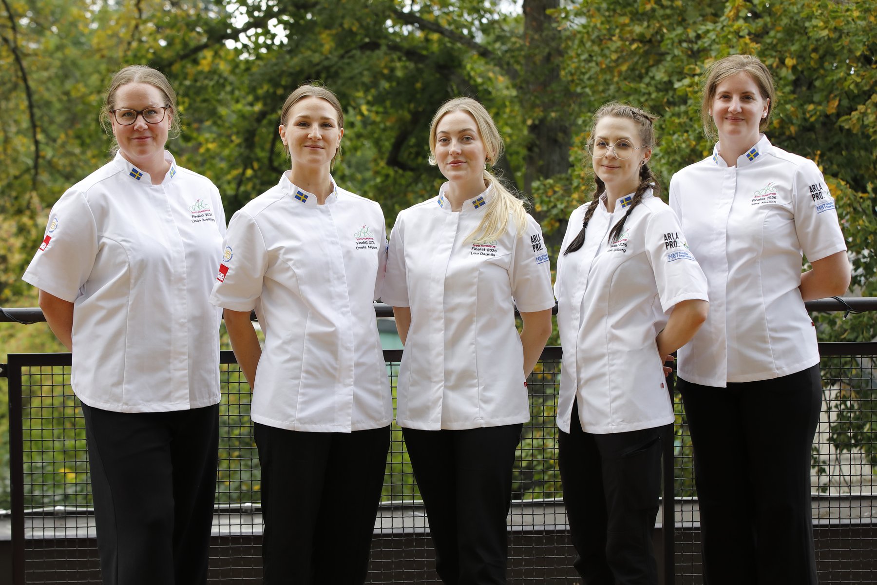 De fem finalisterna i Årets Konditor 2026, från vänster Linda Arenhage, Emelia Asplund, Lisa Dagnäs, Joni Sjöberg och Amy Nilsson, i vita kockrockar med texten Finalist 2026