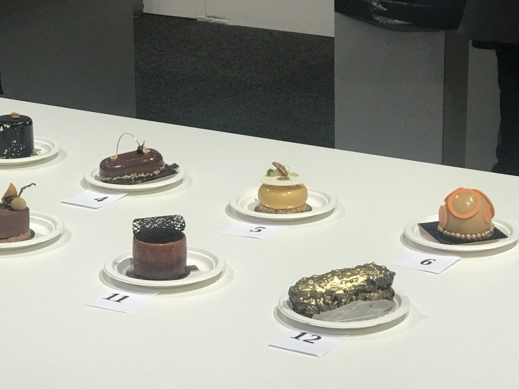 Tössebageriets bidrag, nummer 5, en guldglaserad kupol med vit choklad, bland de numrerade bidragen på långbordet