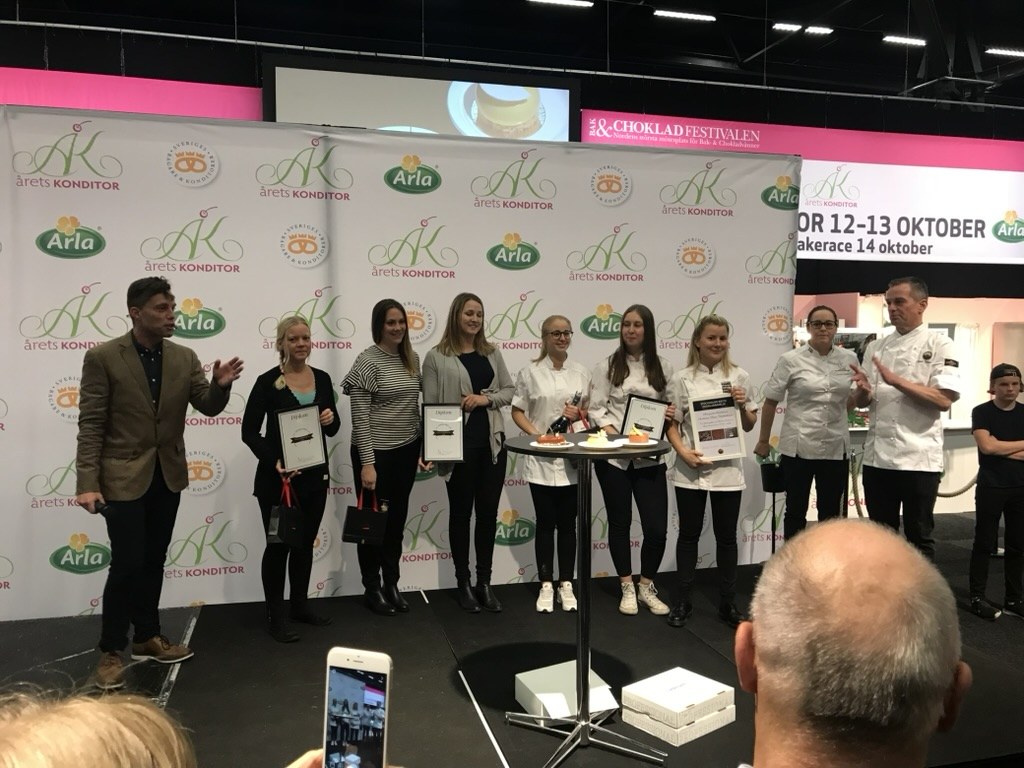 Prisutdelningen på Bak- & Chokladfestivalen, med deltagarna på scenen framför Årets Konditor-bakgrunden